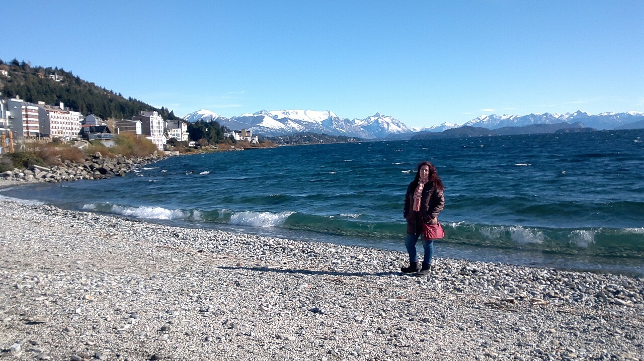 Às suas margens encontra-se a cidade de San Carlos de Bariloche, famosa por suas atrações turísticas e esportes de inverno. Reprodução: Flipar