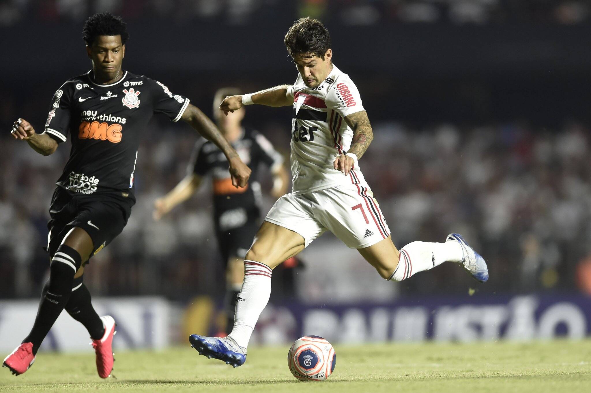 Alexandre Pato tentou marcar contra o Corinthians, mas o São Paulo ficou no zero mais uma vez
