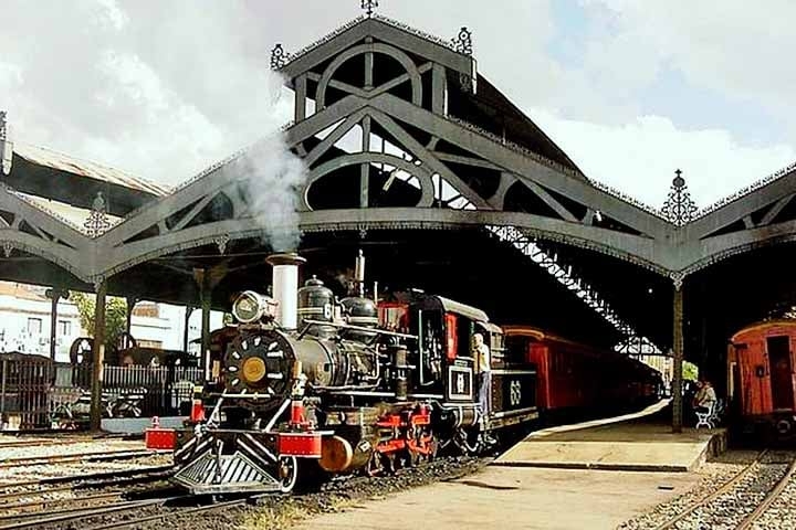 Com um museu ferroviário que preserva peças e registros da história do transporte no Brasil, a estação mantém viva a memória das ferrovias, oferecendo aos visitantes uma experiência cultural imersiva. A operação do trem turístico é um importante projeto de preservação do patrimônio ferroviário nacional. Reprodução: Flipar