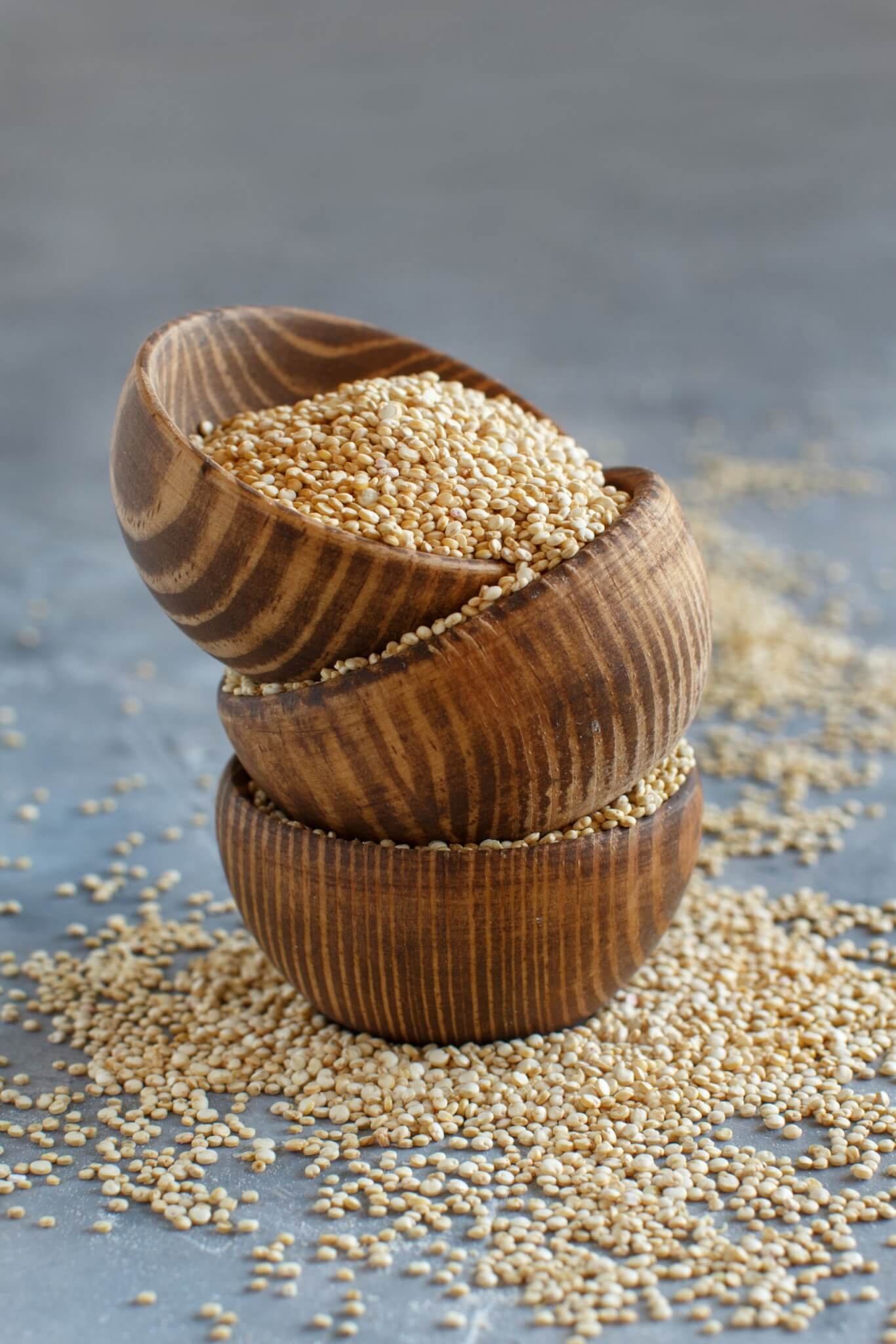 7. Quinoa A quinoa é rica em proteínas de alta qualidade, fibras, vitaminas, minerais e magnésio. Incluí-la na dieta é uma maneira fácil e saudável de enriquecer a alimentação e manter o bom funcionamento dos músculos. Reprodução: EdiCase