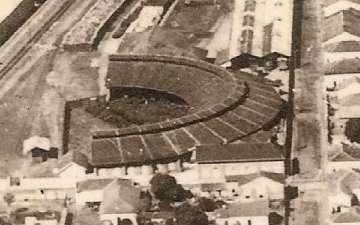 Rio Claro (SP): A rotunda de Rio Claro ficava ao lado das oficinas da Companhia Paulista. Foi utilizada para manutenção das locomotivas a vapor que operavam no ramal Rio Claro-Analândia, ativo até 1966.  Em 2014, já estava descaracterizada. Parte de sua parede traseira passou a ser usada como muro de quadra esportiva de uma escola técnica.  Fotografias antigas comprovam sua semelhança com a rotunda da Paulista em Campinas.. Foto: Reprodução/Estações Ferroviárias do Brasil