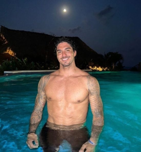 Um tempo depois, Medina reduziu o dinheiro que costumava dar à sua família todos os meses. A questão foi parar na Justiça e ele concordou em dar aos pais propriedades avaliadas em milhões de reais. Reprodução: Flipar