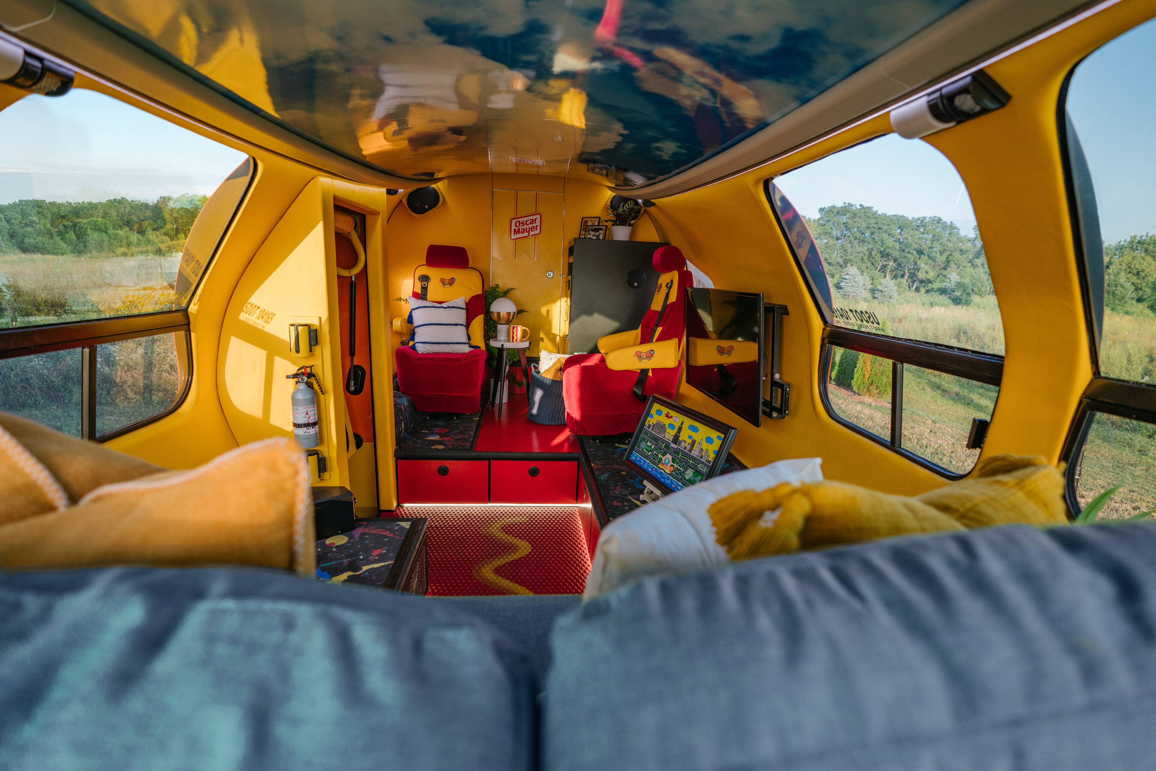 interior do carro transformado em salsicha gigante. Foto: Divulgação/Airbnb 