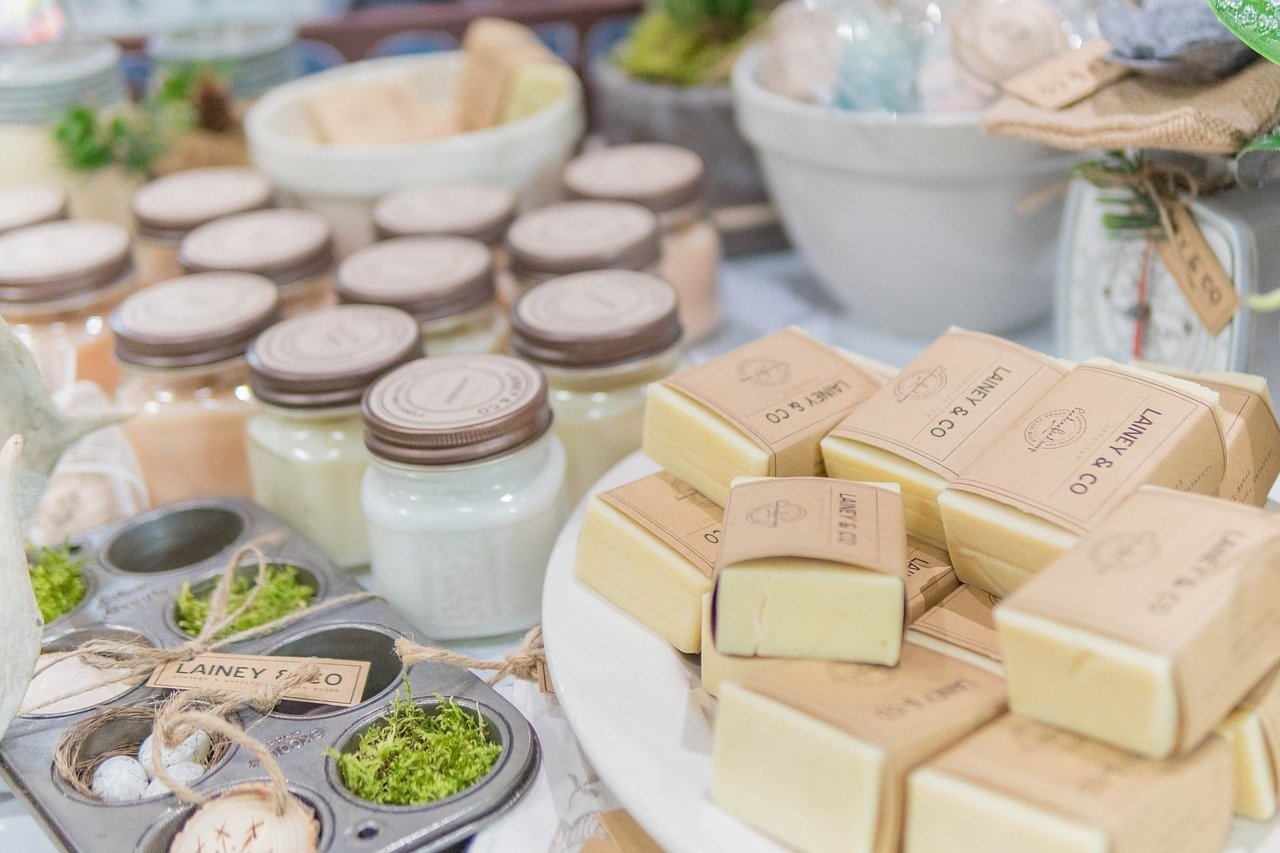 A produção de sabonetes modernos utiliza óleos vegetais, sintéticos e fragrâncias, mas preocupa-se com impactos ambientais, incentivando produtos biodegradáveis e embalagens recicláveis. Reprodução: Flipar