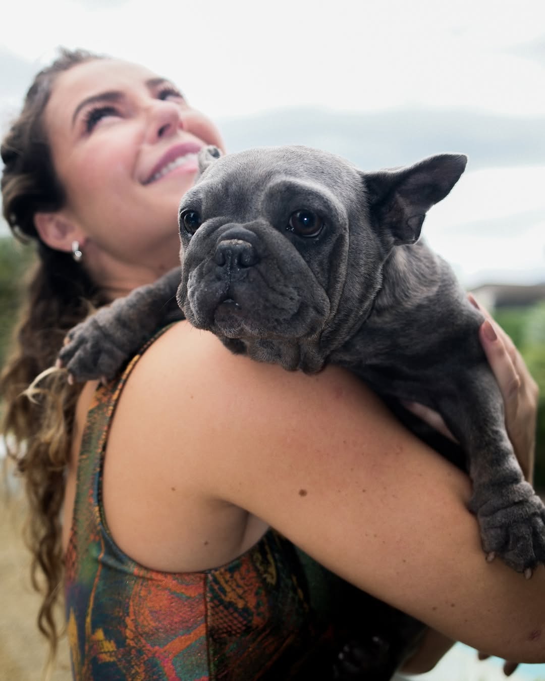 Paolla Oliveira abraça cachorro. Foto: Reprodução Instagram @paollaoliveirareal - 27.5.2025