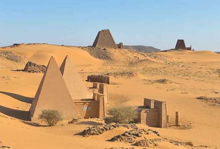 As construções no Egito são mais altas, podendo alcançar até os 138 metros. Já as sudanesas ficam entre cinco e 30 metros, e são mais íngremes.  Reprodução: Flipar