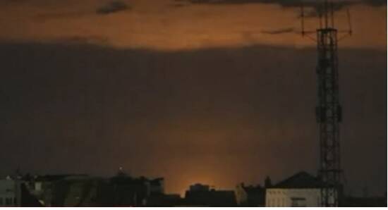 Imagens do bombardeio na noite deste sábado (26) em Kiev. Foto: Reprodução/CNN Internacional