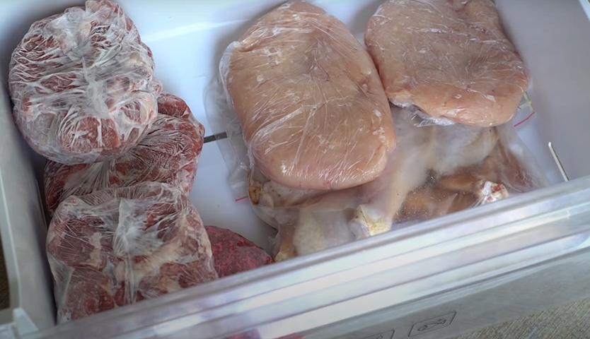 CORRETO: Assim que chegar do mercado em casa, o certo é retirar a carne ou outro produto da bandeja de isopor e transferir para potes plásticos adequados para a conservação de alimentos. Isso é uma boa medida de proteção. Carnes que só serão preparadas após 3 dias não devem ficar na parte comum da geladeira, mas sim dentro do congelador. Reprodução: Flipar