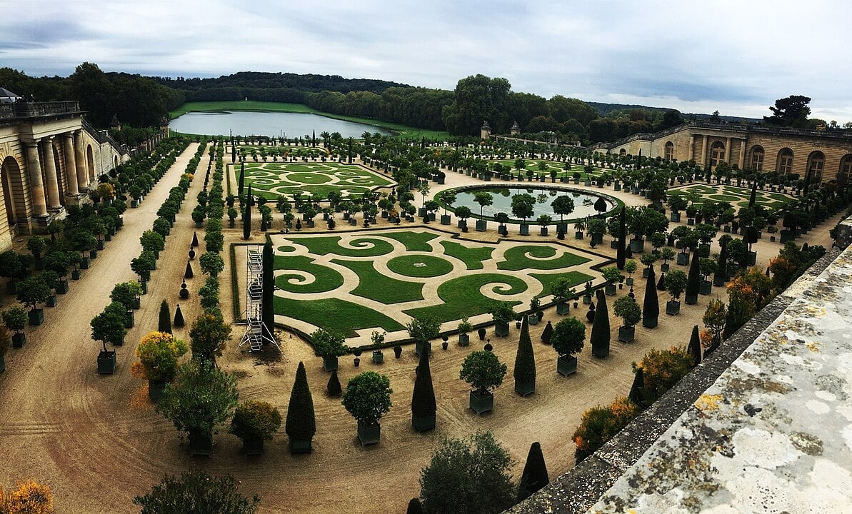 O projeto paisagístico em estilo barroco é de André Le Nôtre, um dos trabalhos mais marcantes de sua carreira. Os jardins contam com fontes, estátuas e até um imenso tanque d’água.  Reprodução: Flipar