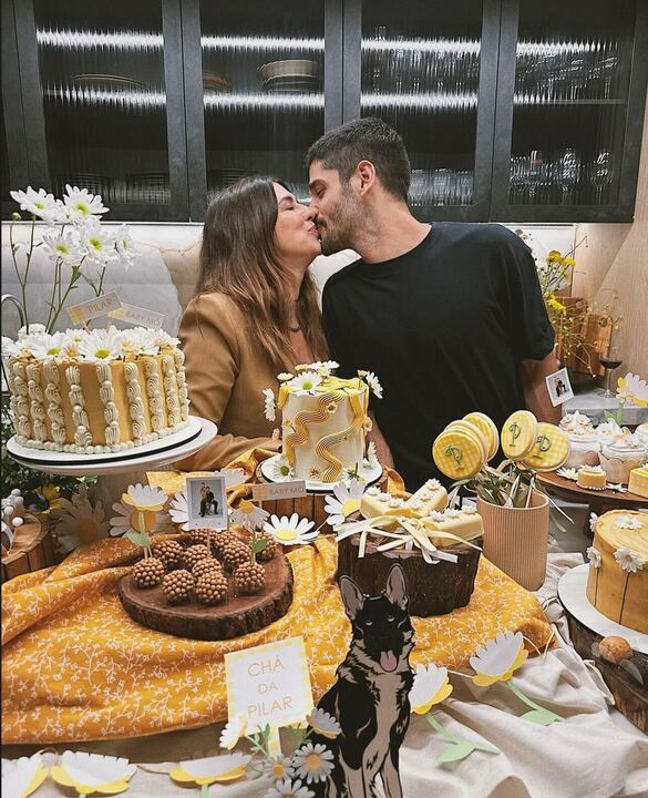 Fernanda Paes Leme e Victor Sampaio no chá de bebê surpresa da filha Pillar Reprodução/Instagram - 07.03.2024