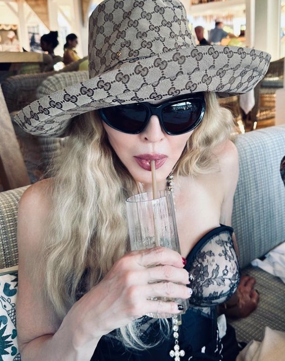 A cantora Madonna chegou ao Rio com bastante antecedência para o show do dia 4/5 na Praia de Copacabana. E sua vinda causou euforia dos fãs.  Reprodução: Flipar