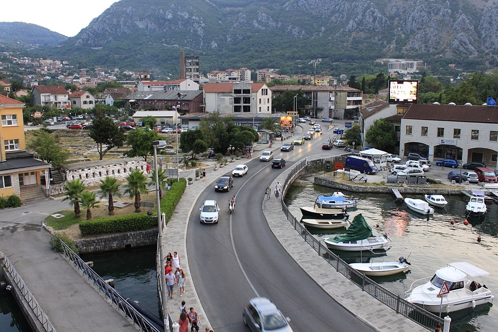  Kotor (Montenegro) - Habitada desde a Roma Antiga (quando se chamava Ascrívio), fazia parte da província da Dalmácia.Sua capital, também chamada de Kotor, é conhecida pelos belos fiordes no Mediterrâneo. Tem cerca de 22 mil habitantes.            Reprodução: Flipar