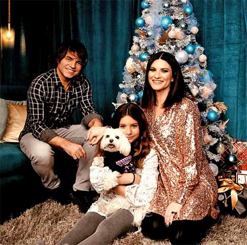  Em 2023, após 18 anos de relacionamentos, Laura Pausini e Paolo Carta formalizaram a união em uma cerimônia íntima. 
 Reprodução: Flipar