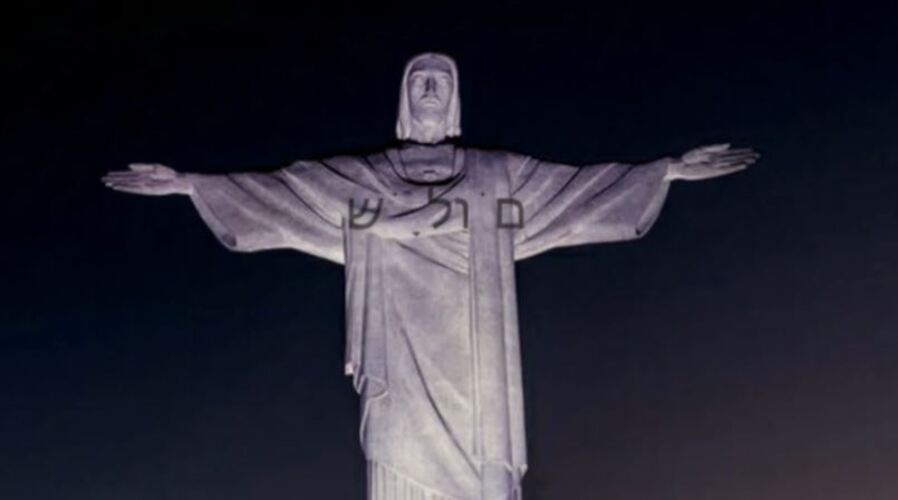 A palavra foi exibida no monumento em diversos idiomas. 