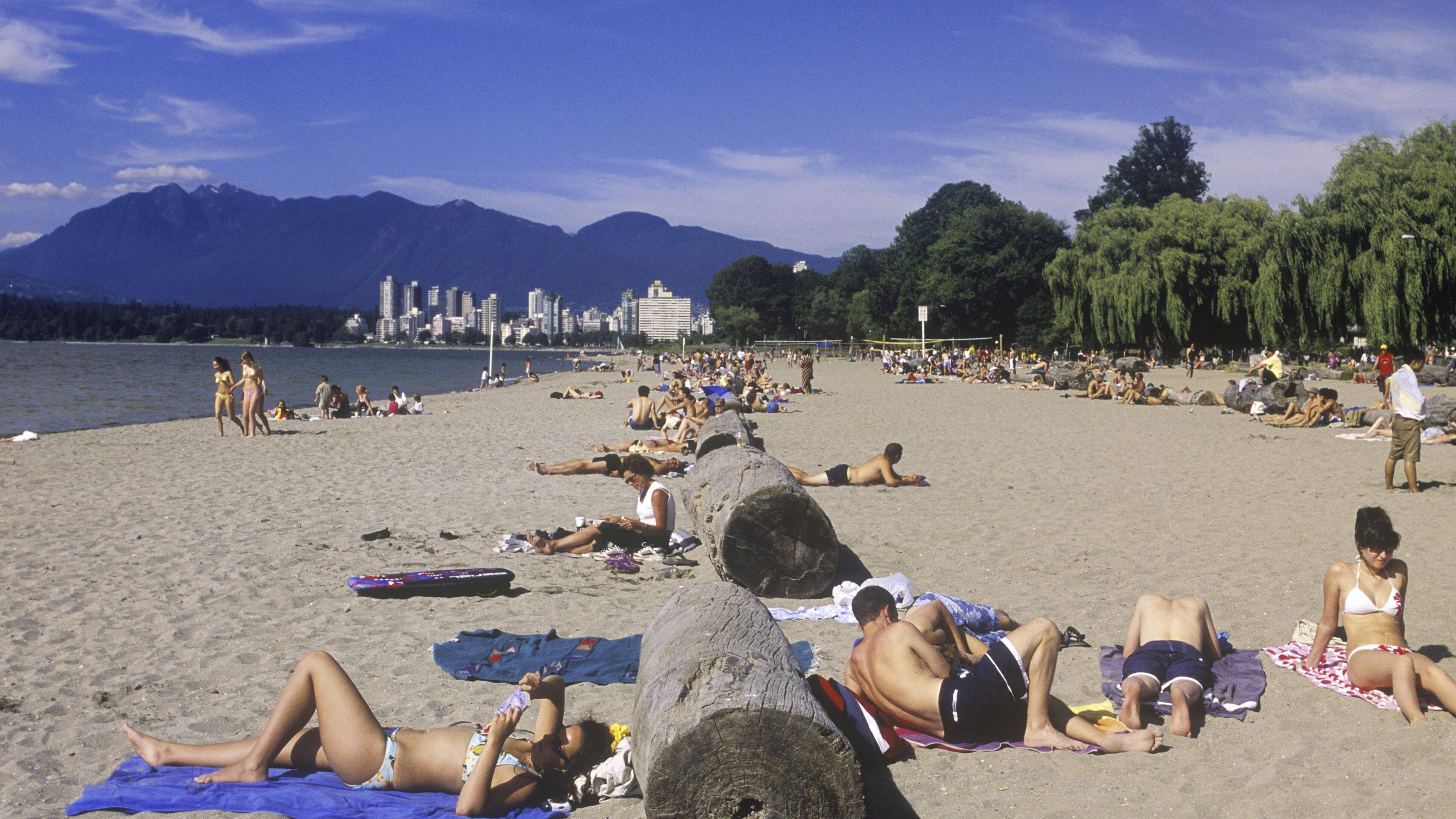 A Kistilano Beach é a praia mais popular e badalada de Vancouver. Foto: Tripsavvy/Reprodução