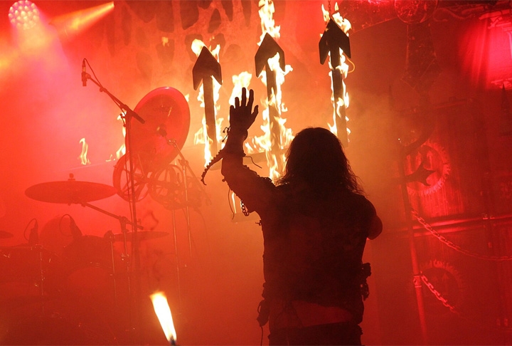 O tridente já foi usado como símbolo no mundo musical. A banda sueca de black metal Watain levou o símbolo para o palco na tradicional  Throne Fest, em 2019, na Bélgica. Reprodução: Flipar