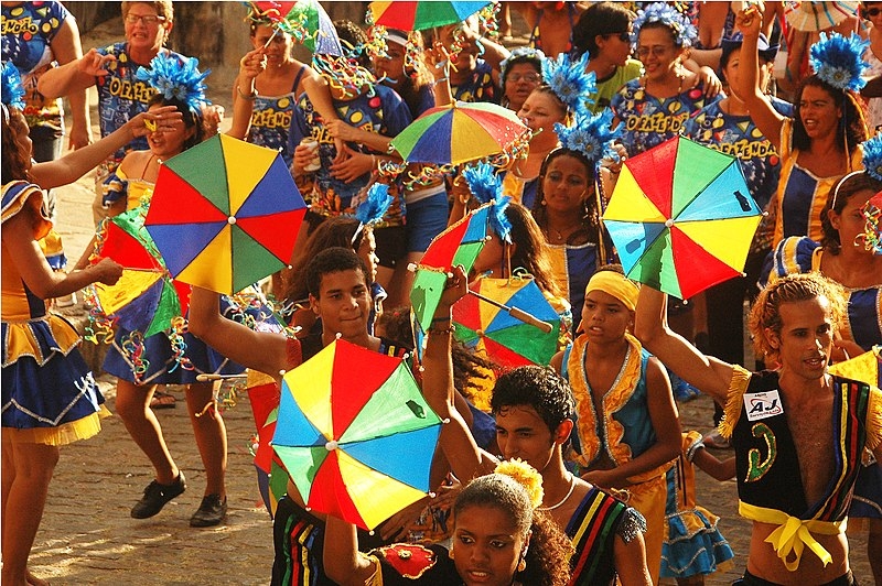 Mas, além do samba, outros ritmos musicais também são característicos do Carnaval. E um deles é o Frevo.  Reprodução: Flipar