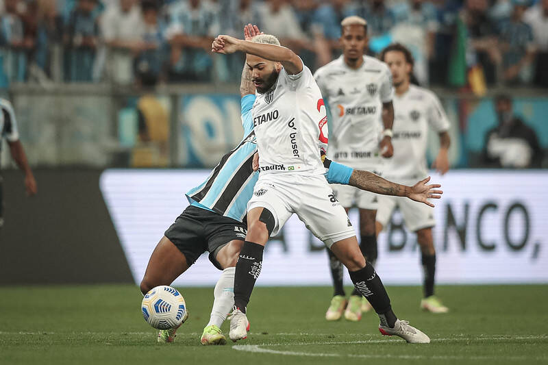 Grêmio vence o Atlético-MG, mas é rebaixado pela terceira vez para a Série B