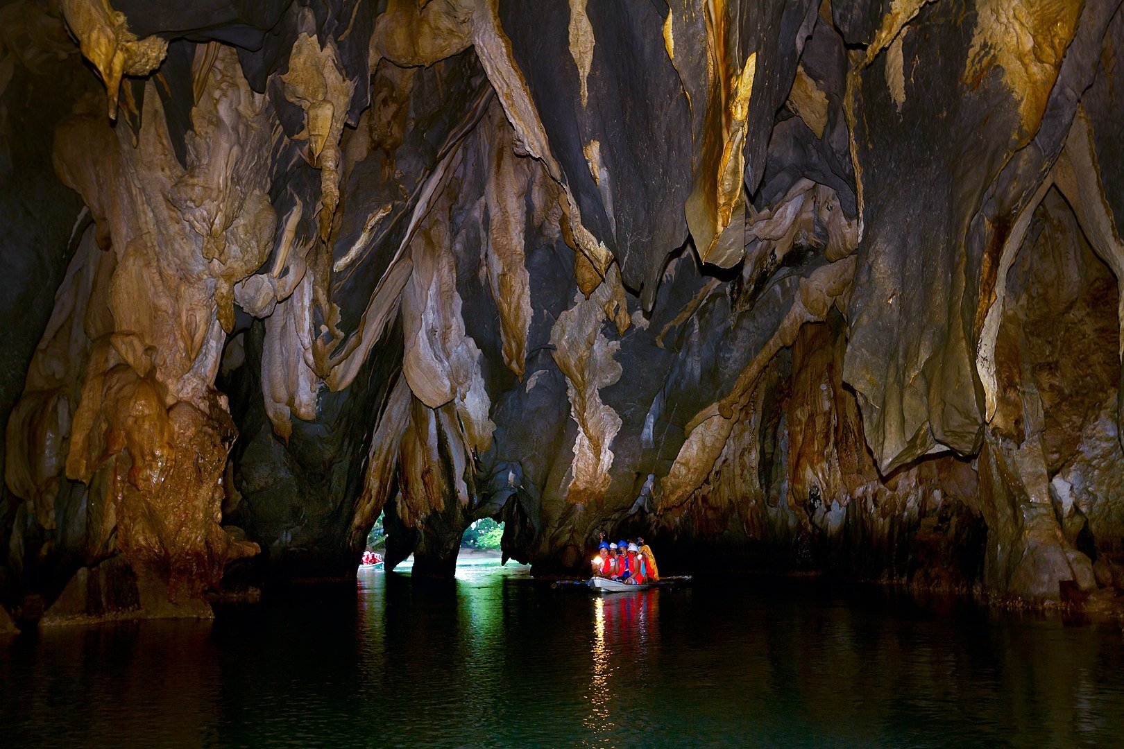 Suas águas são cristalinas e refletem as estalactites e estalagmites da caverna.  Reprodução: Flipar