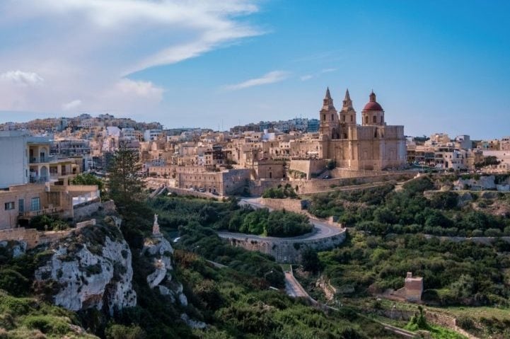 Malta: Em dezembro de 2021, Malta se tornou o primeiro país da União Europeia a legalizar o cultivo e consumo de maconha em espaços privados.  Reprodução: Flipar
