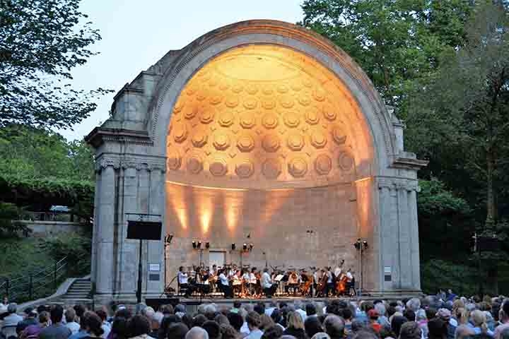 Nova York, EUA – O coreto do Central Park, conhecido como Naumburg Bandshell, foi inaugurado em 1923 e sedia concertos gratuitos e performances artísticas. Reprodução: Flipar