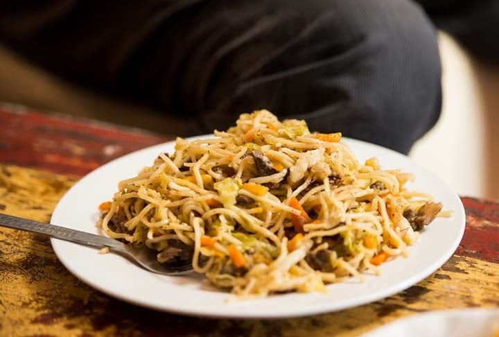 Tsuivan: prato originário da Mongólia preparado com massa cozida ao vapor feita à mão, carneiro e vários vegetais (cebolas, pimentões, repolho, cenouras ou batatas). O carneiro pode ser substituído por carne de vaca, camelo e até carne de cavalo. Reprodução: Flipar