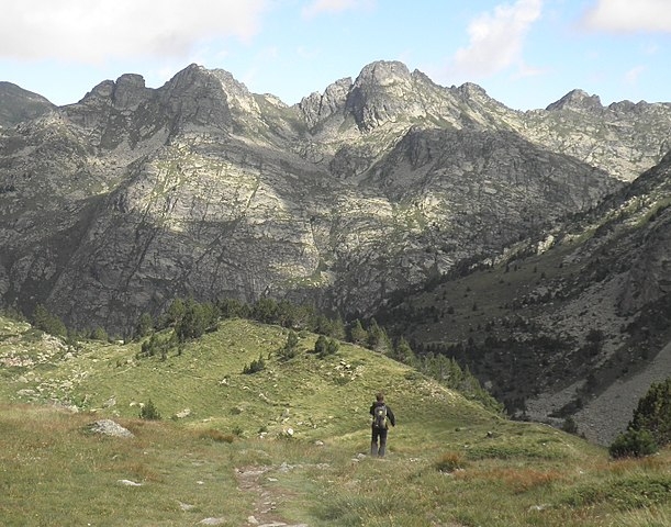 Na região, pessoas fazem a“rota de Coronallacs”, com extensão de 90 km. São cinco dias de caminhada. A área é propícia para percursos a cavalo, escalada, caça, pesca e, no inverno, esqui de montanha.  Reprodução: Flipar