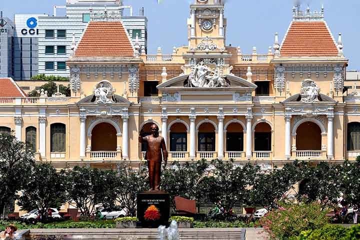 Construções se destacam em prédios como o do Palácio da Reunificação, os correios e a catedral. Há muitos vestígios na cidade da arquitetura francesa.


 Reprodução: Flipar