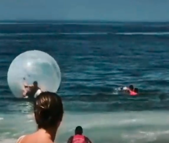 Se a bolha em Copacabana fosse levada para alto mar, o casal teria que esperar para ser resgatado por barco ou helicóptero. Reprodução: Flipar