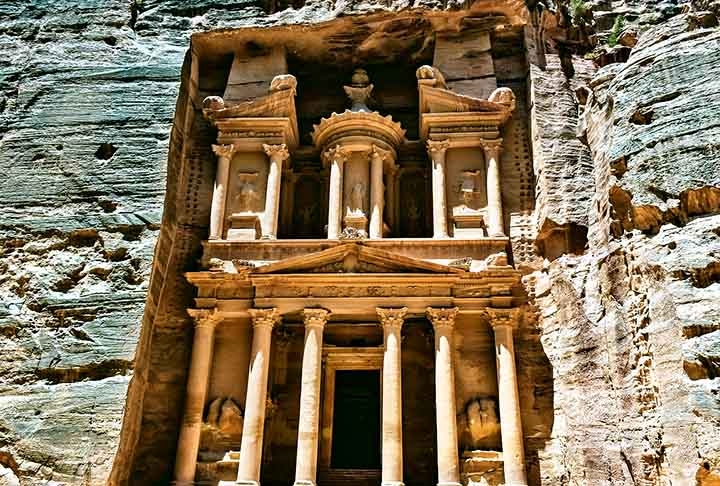 A cidade é mais conhecida por seu edifício mais icônico, o Tesouro (Al-Khazneh), com sua fachada elaboradamente esculpida nas rochas de arenito rosa. Hoje, Petra é um Patrimônio Mundial da UNESCO e uma das Novas Sete Maravilhas do Mundo. Reprodução: Flipar