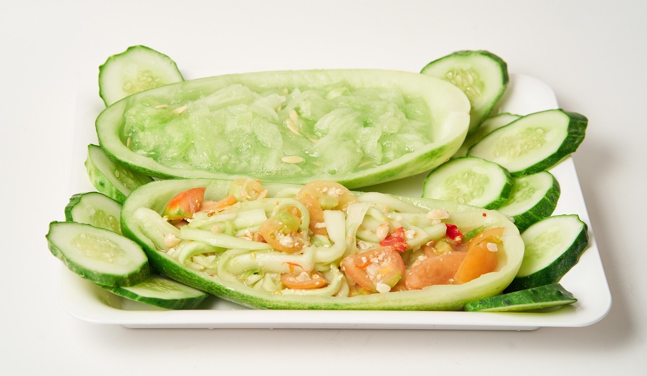 Além disso, a presença de cucurbita, substância encontrada no pepino, pode estimular a liberação de insulina pelo pâncreas, ajudando a regular a glicose no organismo e prevenindo o desenvolvimento da diabetes tipo 2. Reprodução: Flipar