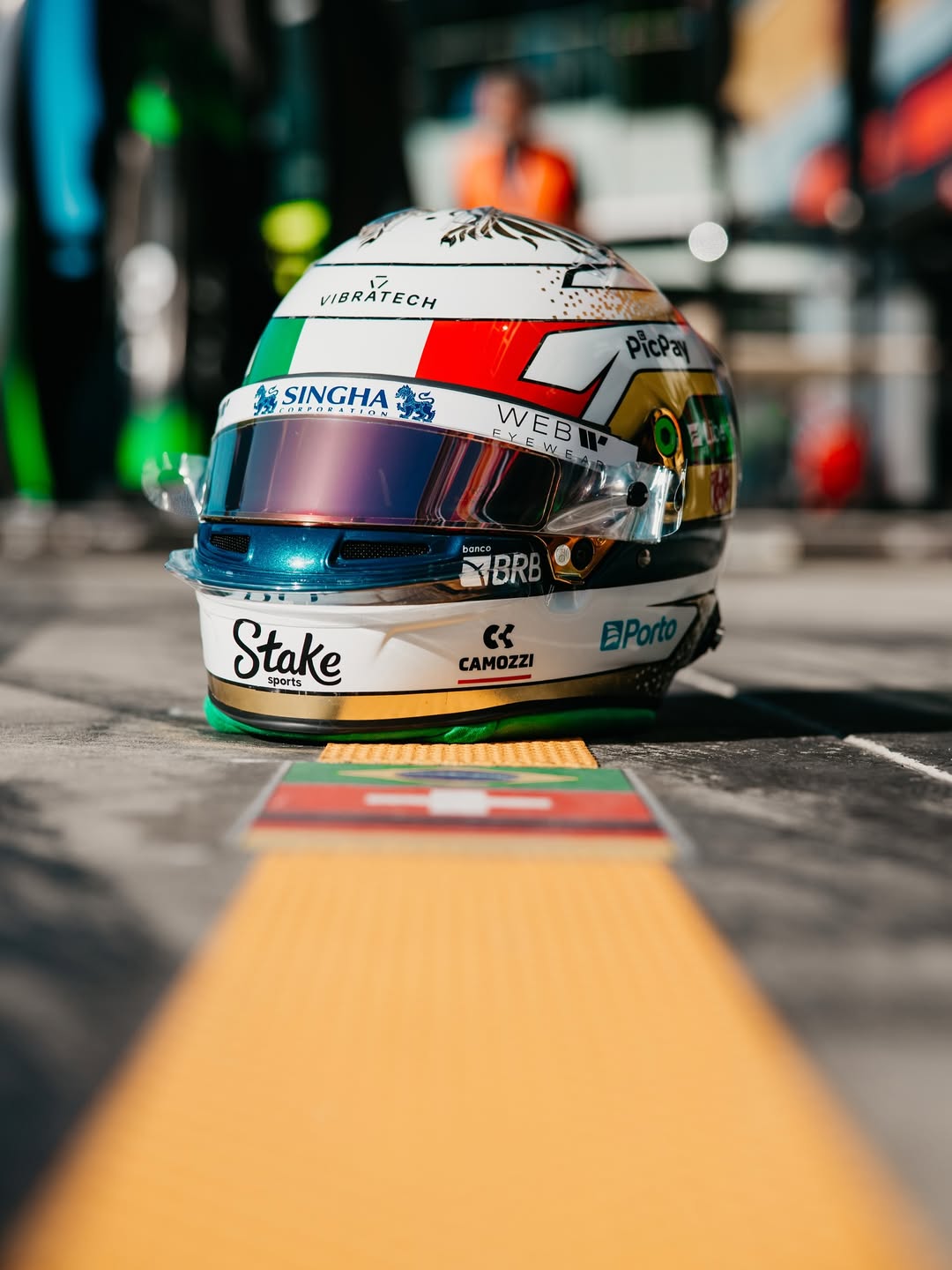 Capacete de Gabriel Bortoleto leva cores da Itália. Foto: Reprodução/Instagram