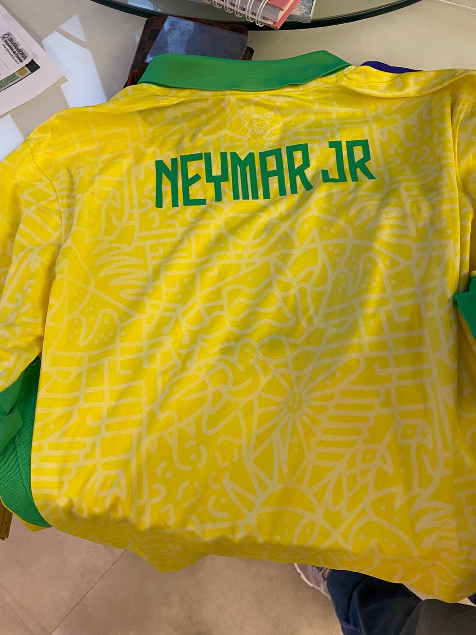 Peças apreendidas chamaram atenção por conter assinaturas e dedicatórias do jogador da Seleção. Foto: Reprodução/Gaeco