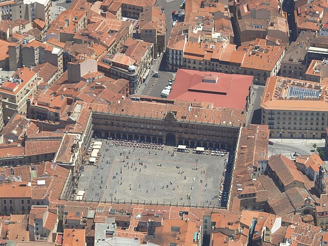 Salamanca também tem a sua Plaza Mayor. O município faz parte da província homônima, na comunidade autónoma de Castela e Leão, uma área habitada desde o primeiro milênio antes de Cristo. Em estilo barroco, a praça fica no coração da cidade e é o ponto de encontro de todos.  Reprodução: Flipar