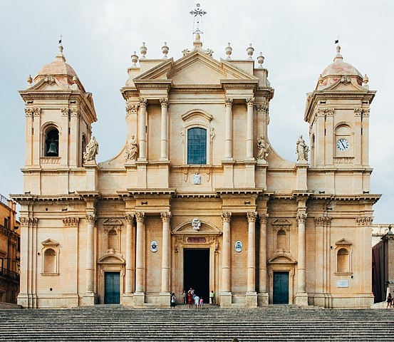 Catedral de Noto - Fica na Sicília. É dedicada a São Nicolau. Começou a ser erguida no início do século XVIII, na reconstrução da região após o terremoto devastador de 1693. Foi concluída em 1776.  Reprodução: Flipar