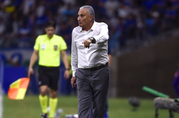 TÉCNICO: TITE - Com Filipe Luís de lateral-esquerdo, reforçou o suporte ao veterano. Mas buscou a qualidade do lateral para trabalhar mais pelo setor esquerdo, com Cebolinha, Arrascaeta e até Pulgar. Foi opção acertada, pois o time dominou e abriu frente no primeiro tempo. No segundo tempo, seu time foi um bando. Venceu, mas não convenceu. NOTA 5,5 - Foto: Marcelo Cortes / CRF