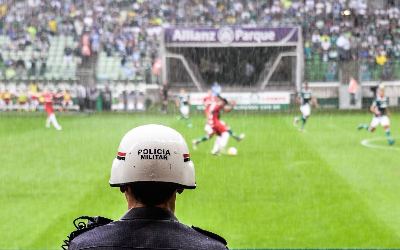 PM fazendo a segurança num estádio de futebol - Segundo Batalhão de Choque - Polícia Militar do Estado de São Paulo. Foto: Major PM Luis Augusto Pacheco Ambar