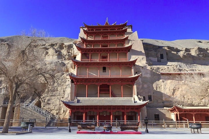 Outras cidades como Dunhuang abrigam tesouros arqueológicos, como os Templos dos Mil Budas e as Grutas de Mogao, famosas por seus afrescos e esculturas budistas.  Reprodução: Flipar