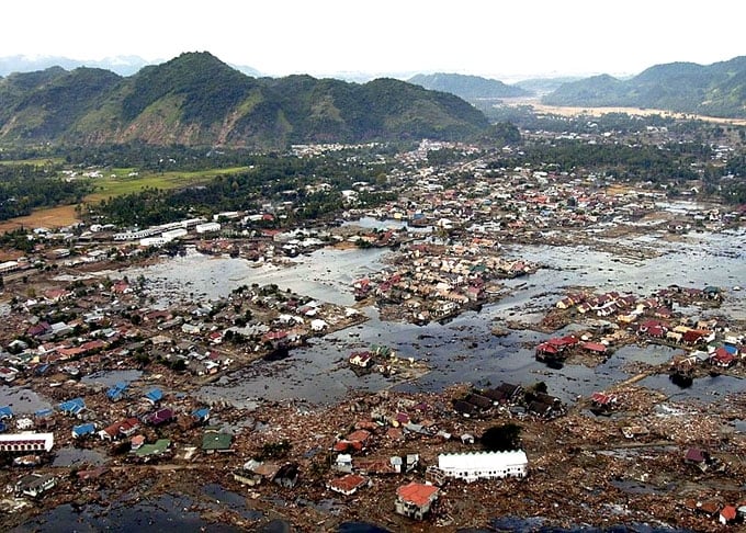 26/12/2004 -  O terremoto de magnitude 9,1 atingiu a costa oeste da ilha de Sumatra, na Indonésia.  Provocou um tsunami que atingiu 14 países do Sul da Ásia e do leste da África.  A catástrofe deixou 230 mil mortos ou desaparecidos e 1,7 milhão de desabrigados. Reprodução: Flipar