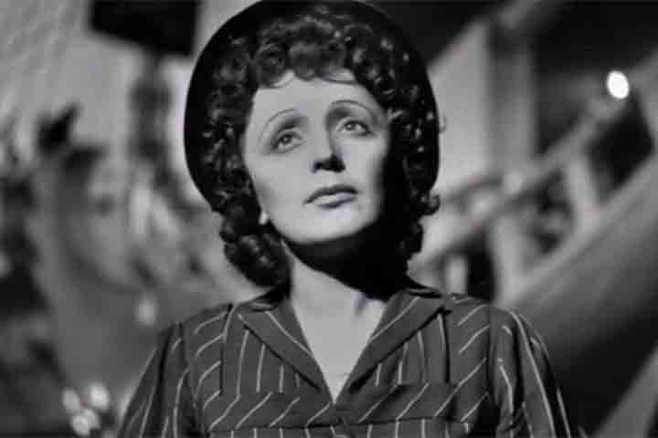 Em 1949, Cerdan morreu em um acidente de avião a caminho de Nova York, onde iria encontrá-la. Devastada, Piaf escreveu a letra de “Hymne à l’amour”, em música de Marguerite Monnot,  em homenagem a ele, uma das interpretações mais emocionantes da história da música. 
 Reprodução: Flipar