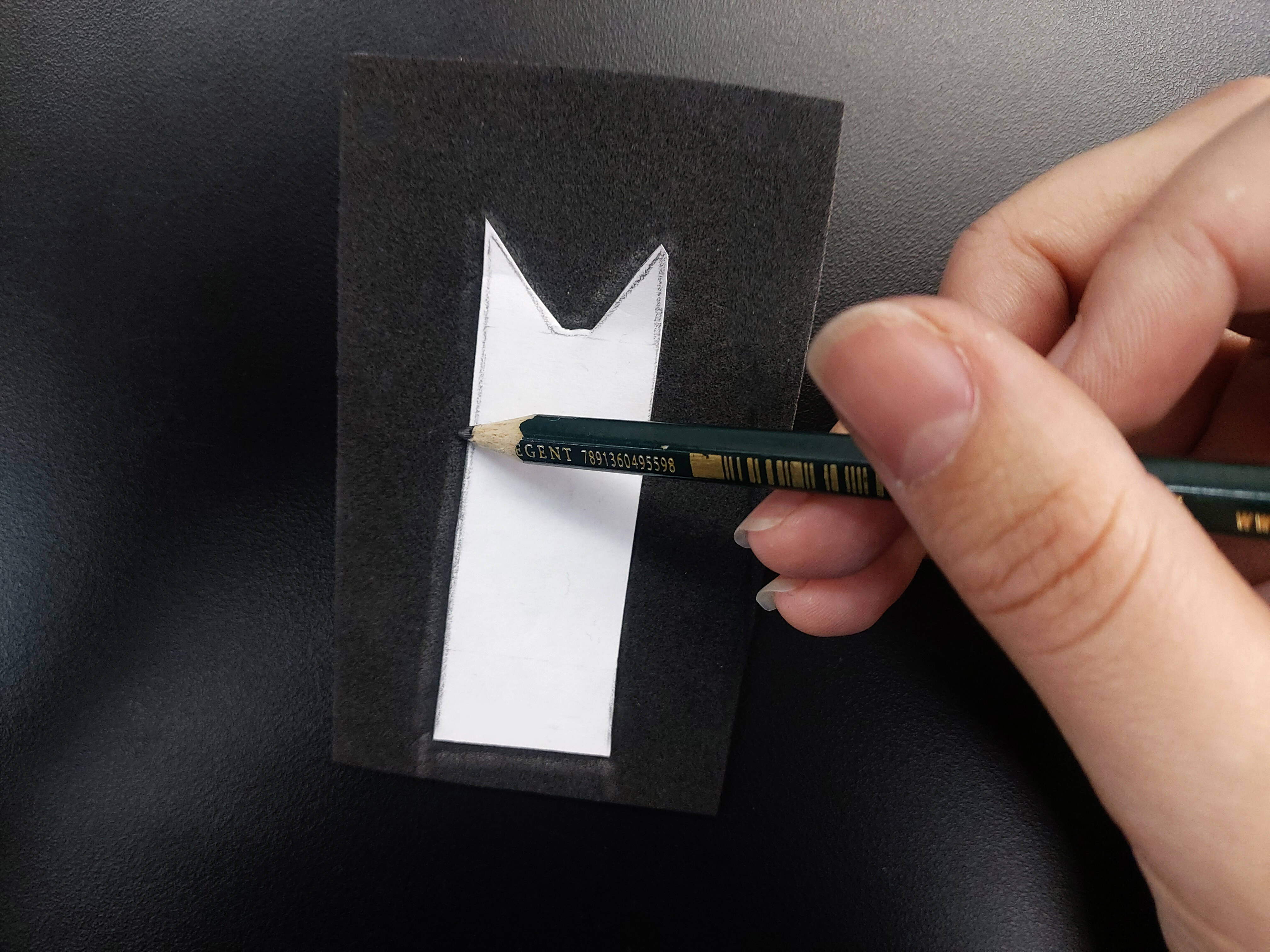 Desenhe o molde do morcego, corte e transfira para o EVA. . Foto: Divulgação/Moda Sigbol 