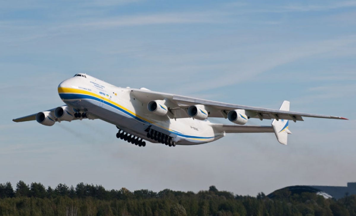 O Antonov pesava 285 toneladas. E podia transportar uma carga de 250 toneladas.  O que significa que ele era capaz de decolar com um espantoso peso de 535 toneladas. 