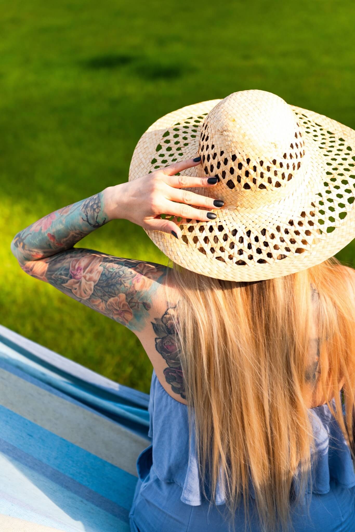 6. Fuja da exposição solar  Após fazer uma tatuagem é necessário tomar cuidado com a exposição solar, pois o sol destrói o pigmento. Reprodução: EdiCase