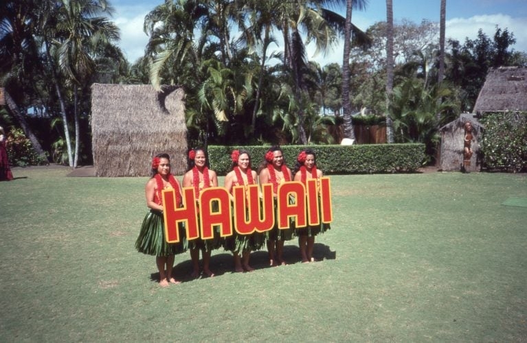 A cultura havaiana é rica e única. É uma mistura de influências polinésias, americanas e orientais. Os havaianos são um povo orgulhoso e hospitaleiro, conhecido por sua música, dança, arte e artesanato. Reprodução: Flipar