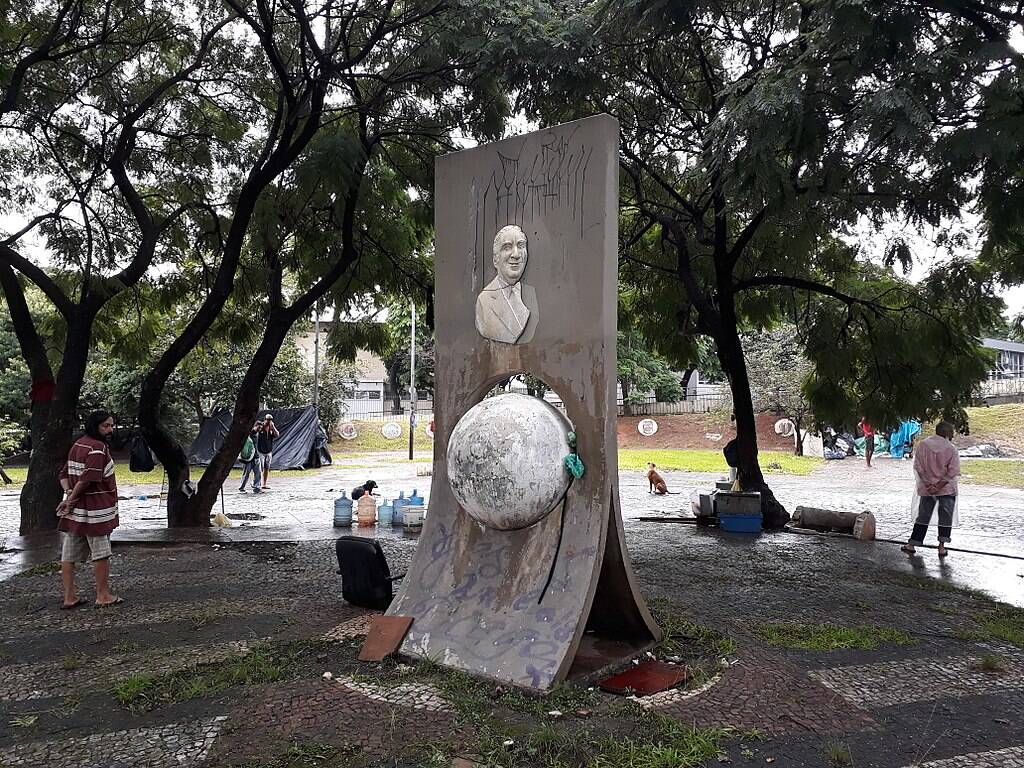 Localizado em uma praça na Moóca, o monumento em homenagem ao ex-presidente do Corinthians, Vicente Matheus, virou uma cracolândia. Foto: Wikimedia Commons