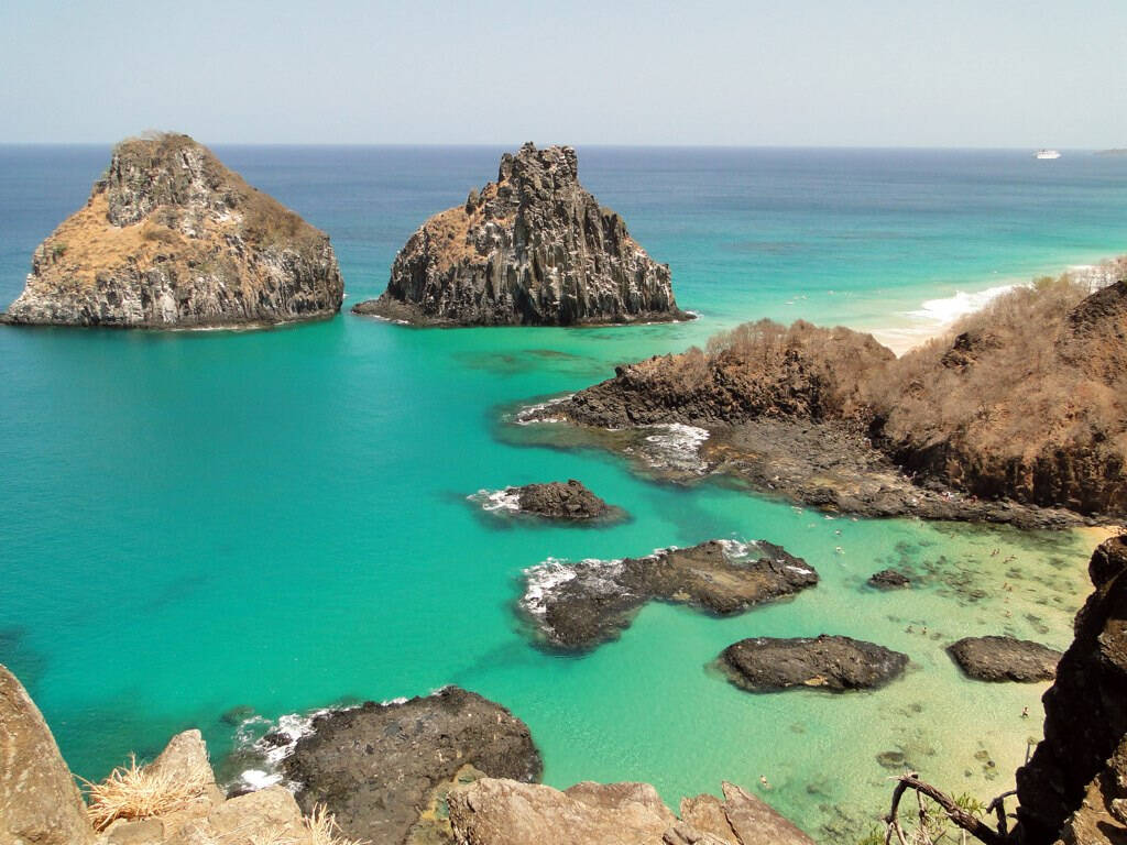 As águas transparentes das praias e a limpeza das areias fazem de Fernando de Noronha um dos principais cartões-postais do Brasil