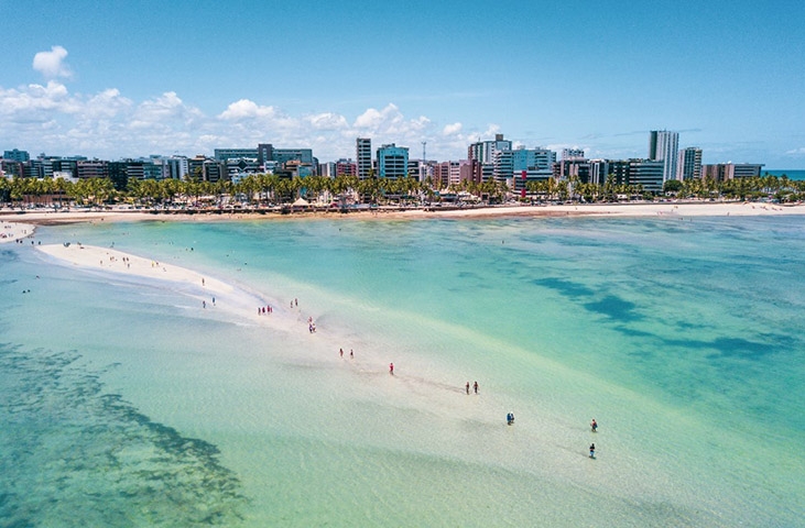 Maceió, capital do estado de Alagoas, é uma cidade que se destaca tanto pela beleza natural quanto por sua rica história e cultura. Recentemente, aliás, completou 209 anos. Reprodução: Flipar