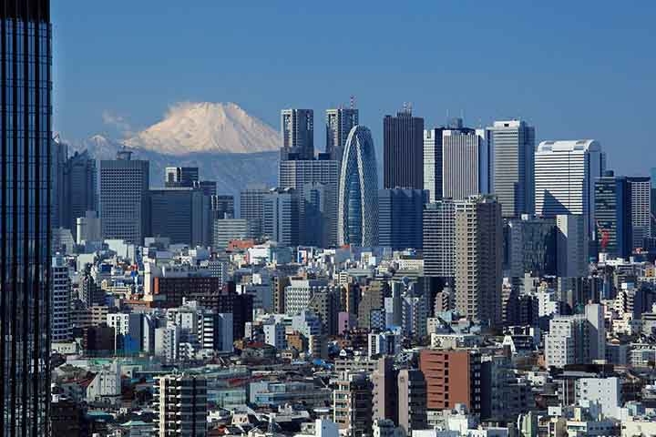 Para chegar ao Monte Fuji, o visitante pode viajar de carro até os acessos Kawaguchiko, Gotemba e Fuji. Também de ônibus, com o expresso desde Tóquio até Kawaguchiko e depois de apanhar um autocarro para o destino final. O trem segue sendo o meio de transporte mais adequado para a locomoção.  Reprodução: Flipar