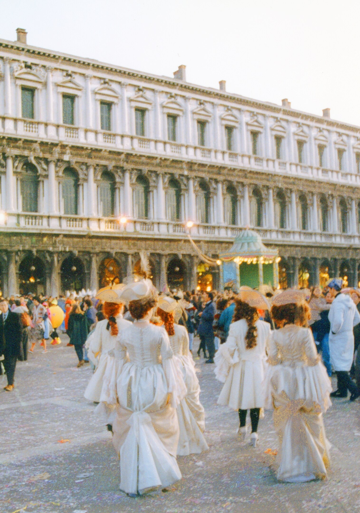 1296 é o ano do primeiro documento que cita a festa como uma celebração pública. Trata-se do édito do Senado da Sereníssima, que ajudou a impulsionar o Carnaval de Veneza como uma das comemorações mais importantes da Europa, principalmente durante o século XIII. Reprodução: Flipar