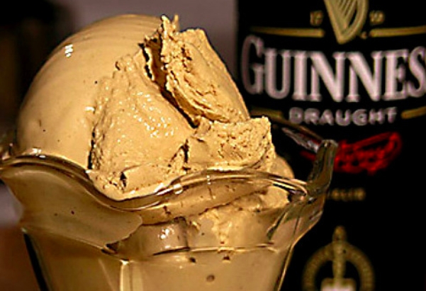 Guinness: O chef australiano Greigor Caisley teve a ideia de misturar a tradicional cerveja irlandesa com sorvete e o resultado foi um sucesso em um pub de São Paulo. Não é difícil encontrar a receita pela internet… Reprodução: Flipar